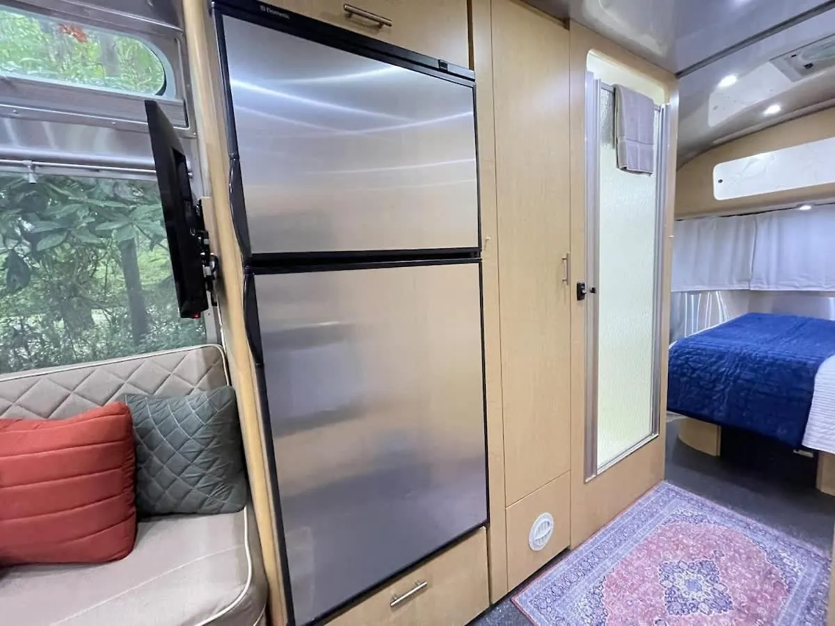 Amazing & Modern Airstreams Near & Sleeps 22! Holiday home