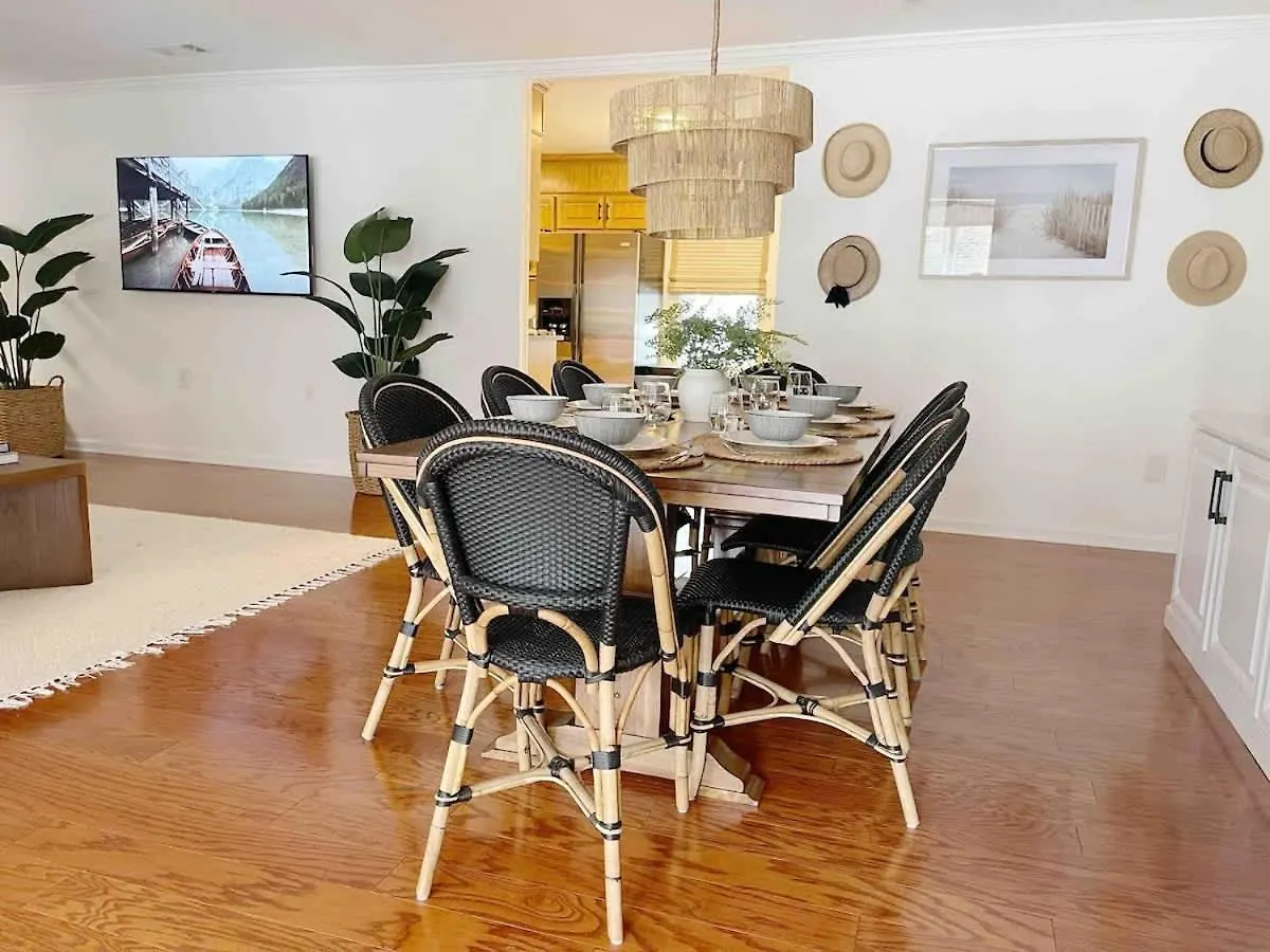 Coastal Oasis W Pool Near And Downtown! Holiday home