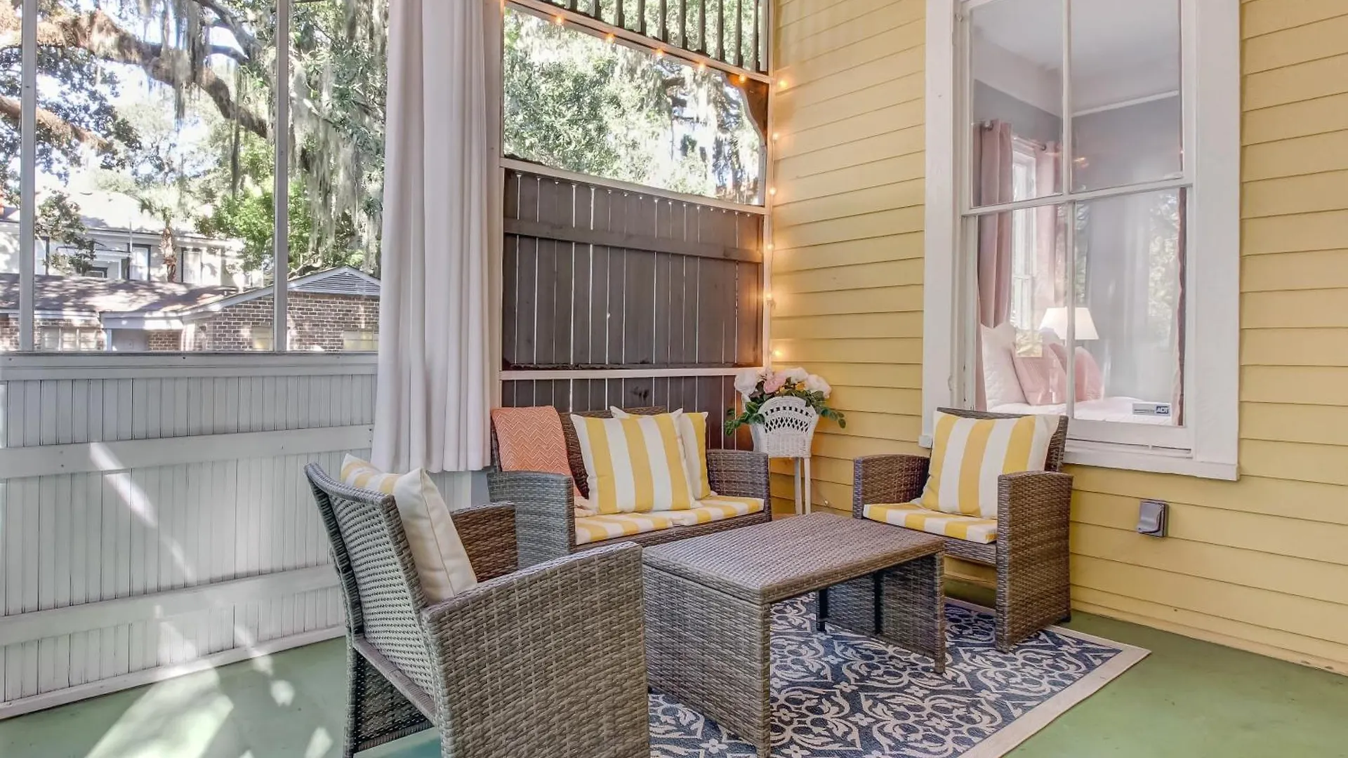 Cute Thomas Square Monthly Heated Pool Access By Southern Belle 1388 Holiday home