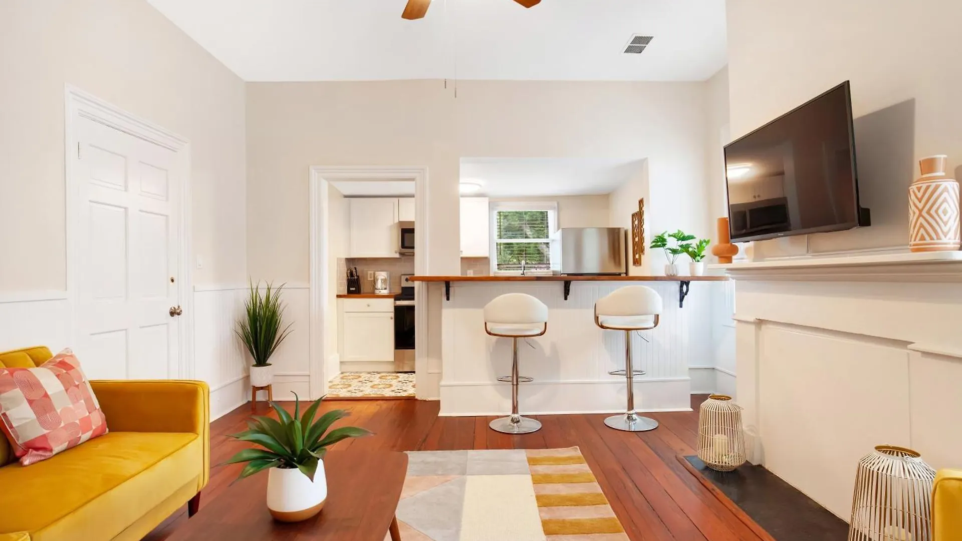 Comfortable Executive By The Park Heated Pool Access 1395