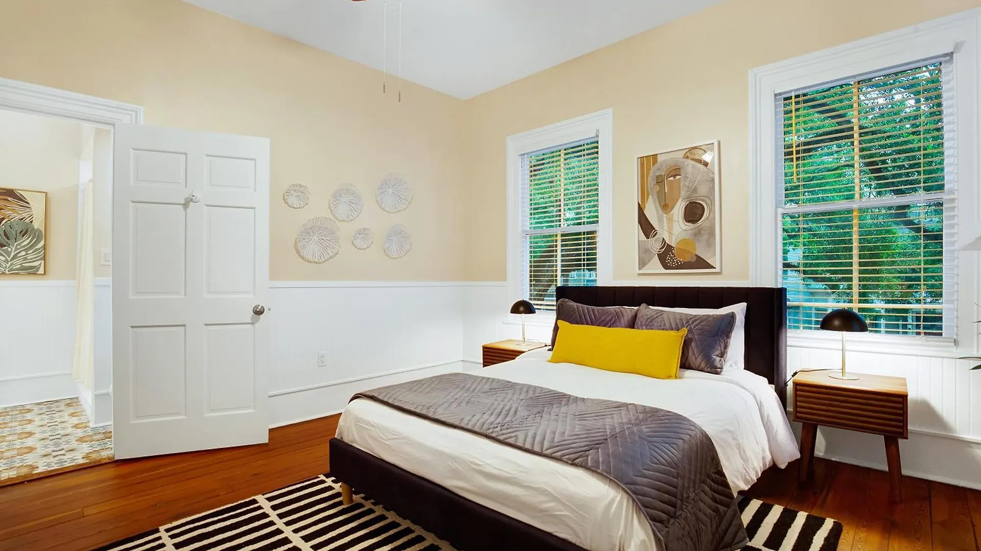 Comfortable Executive By The Park Heated Pool Access 1394