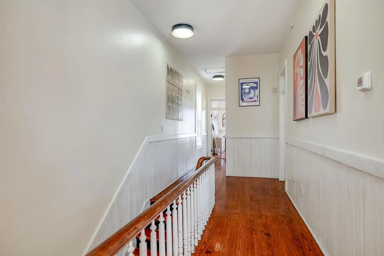 Chalet Red Brick Beauty In Downtown *