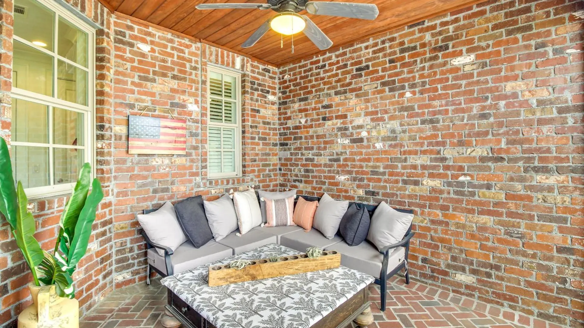 Holiday home Charming Townhome - 1 Block To Riverwalk! *