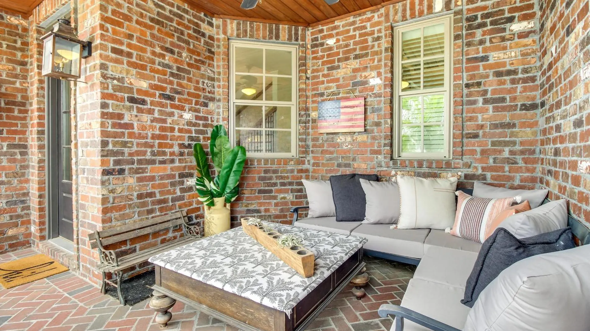 Holiday home Charming Townhome - 1 Block To Riverwalk!