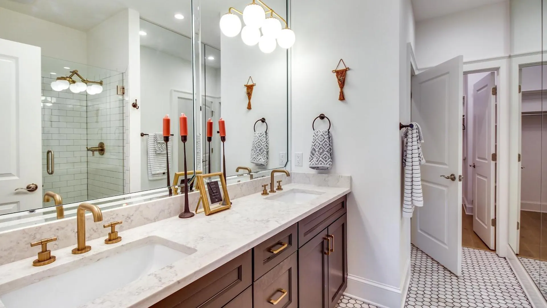 Charming Townhome - 1 Block To Riverwalk!