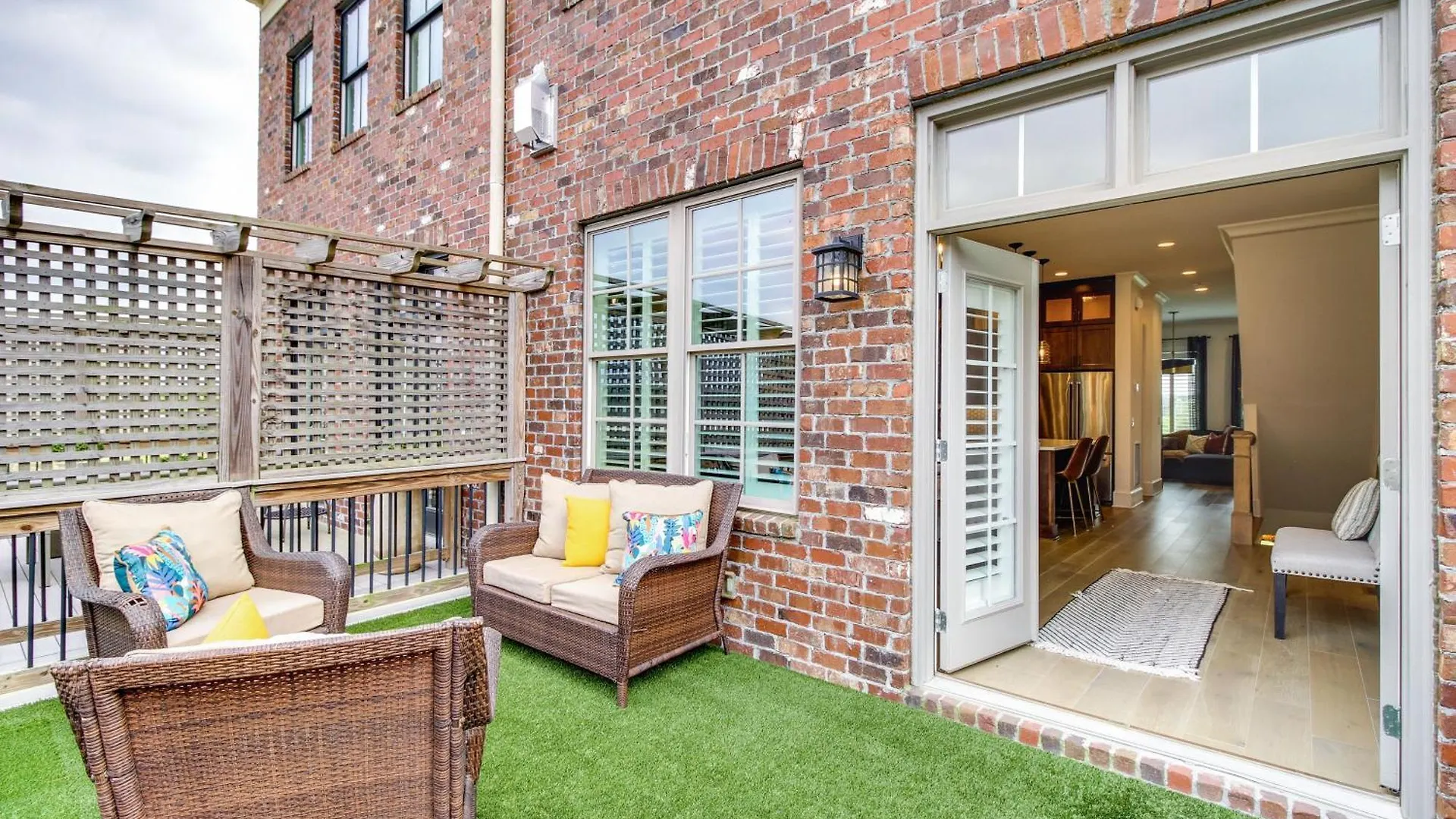 Holiday home Charming Townhome - 1 Block To Riverwalk! *