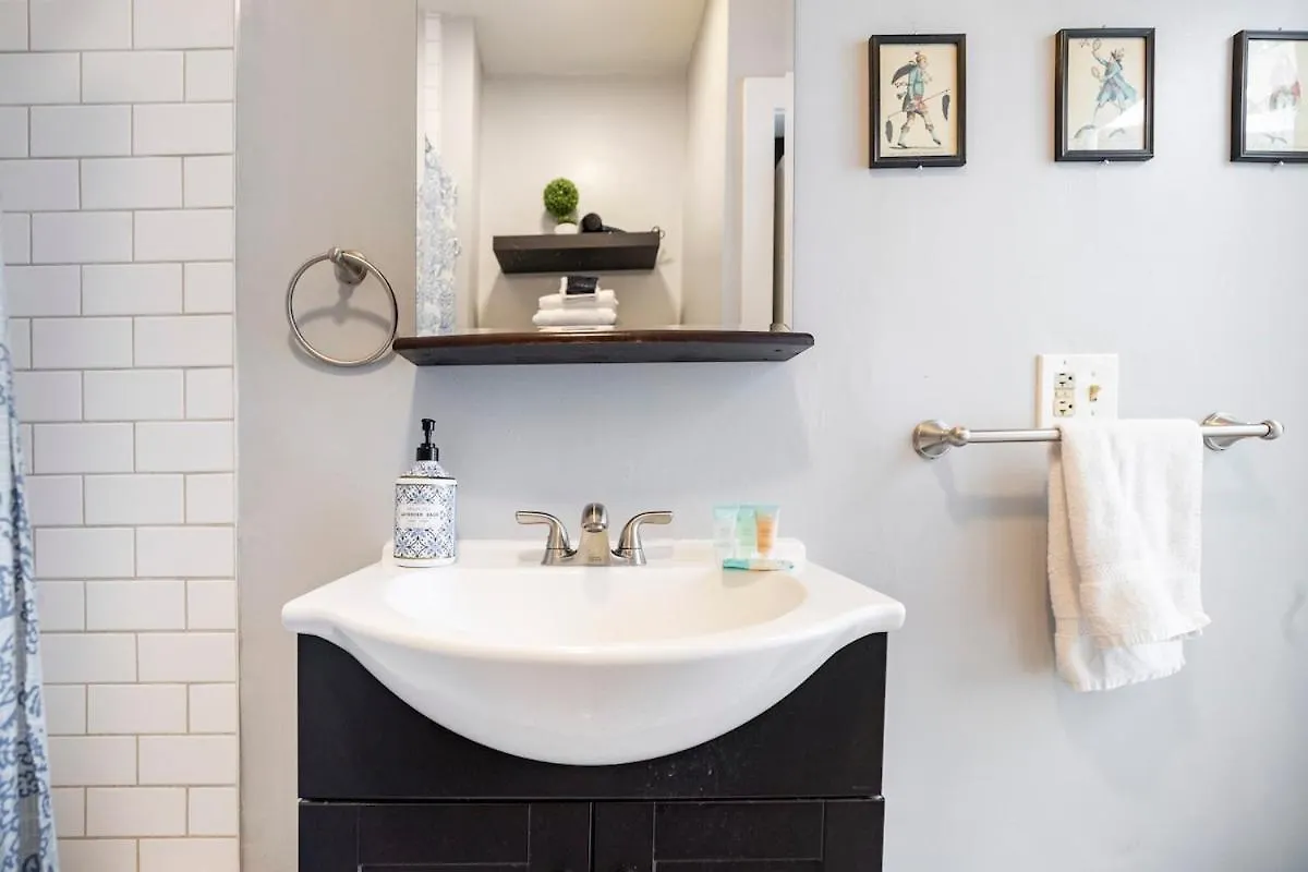 Historic Downtown King Bed Cottage- Parking And Patio Appartement