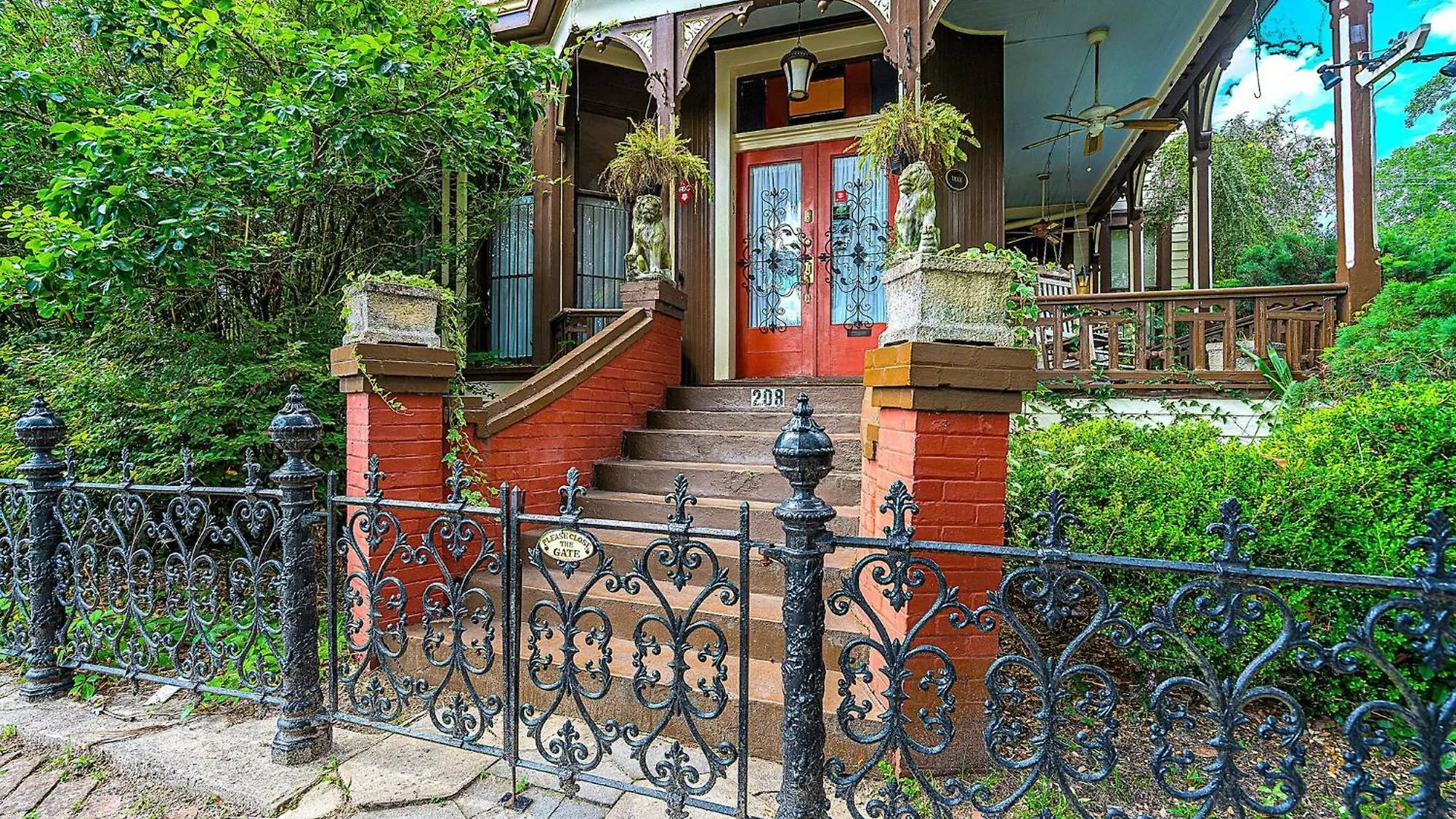 Historic Victorian Main House In Savannah