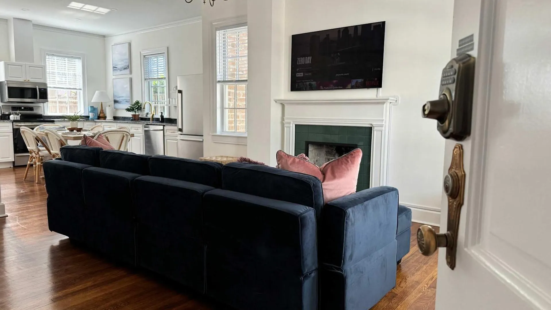 Spacious 3-floor Downtown Retreat - Prime Location * サバンナ