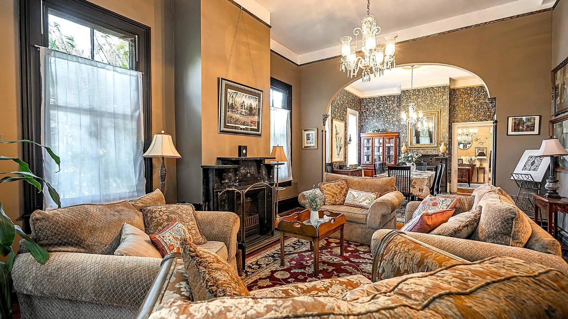 Master King Victorian With Private Bathroom In A Historic House