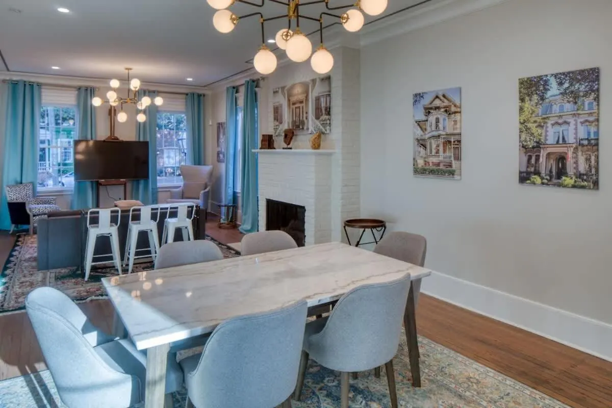 Luxury 3 Bedroom W Private Bath Walk Everywhere * Savannah