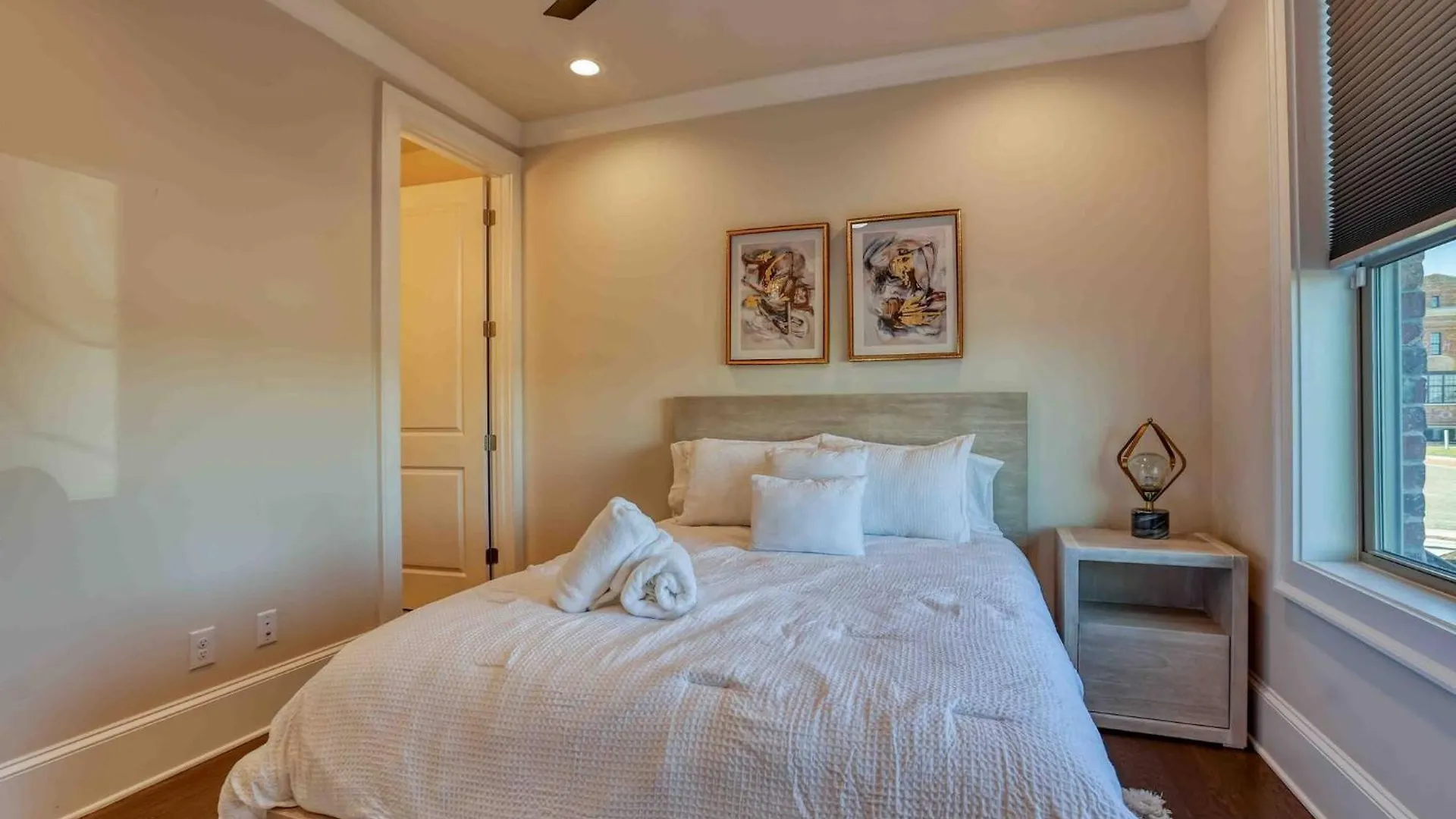 Riverfront Retreats, Downtown 別荘