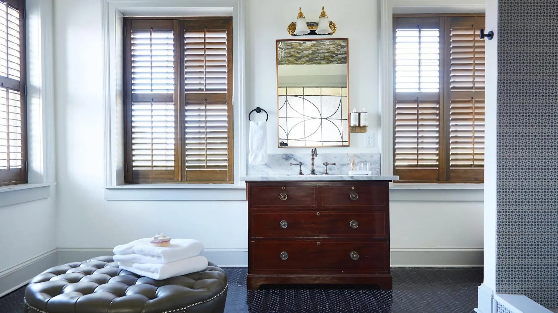 King Penthouse Clawfoot Tub 4th Floor Savannah