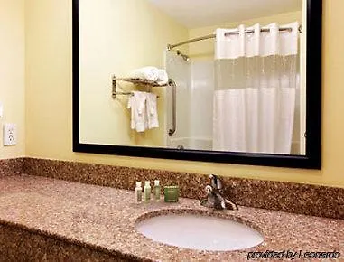 Hotel Baymont By Wyndham South Savannah