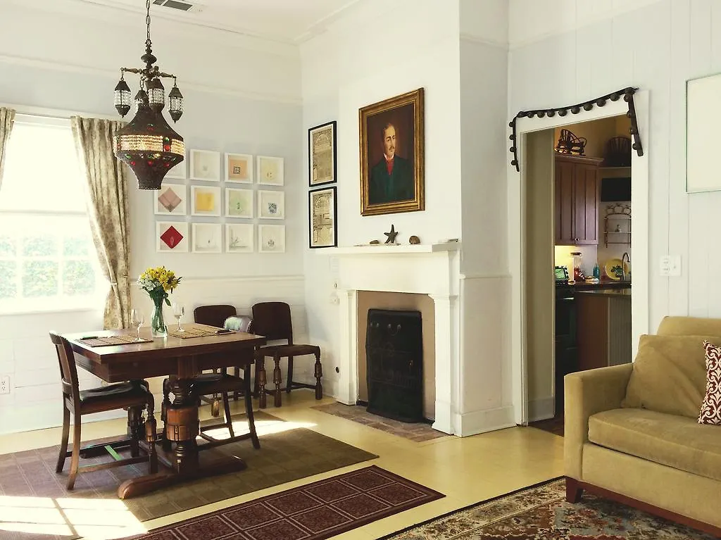 Jingle Bells Square Cottage-historic District-bright- Fireplace Holiday home Savannah