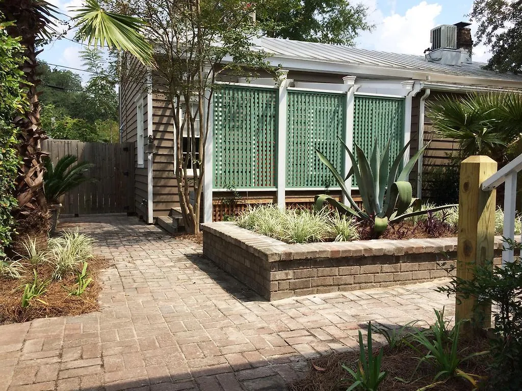 Jingle Bells Square Cottage-historic District-bright- Fireplace