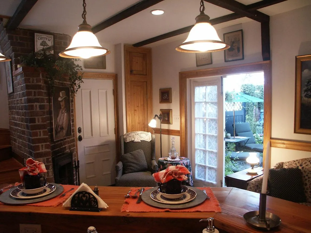 Bed & Breakfast Armstrong Inns 4*