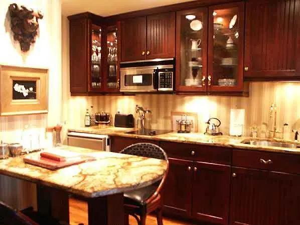 Bed & Breakfast Armstrong Inns