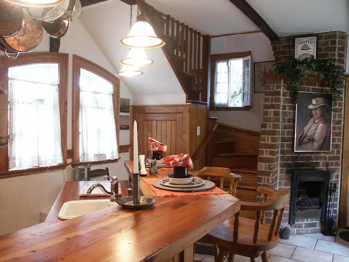 Bed & Breakfast Armstrong Inns 4*