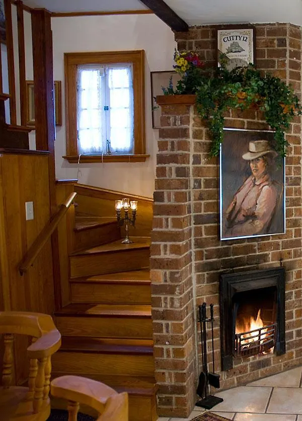 Armstrong Inns 4*