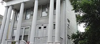 The Confederate House 3* Savannah