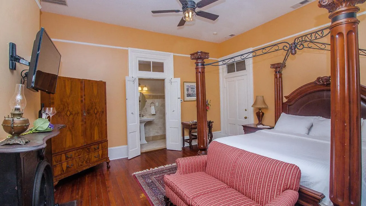 Dresser Palmer House Bed & Breakfast