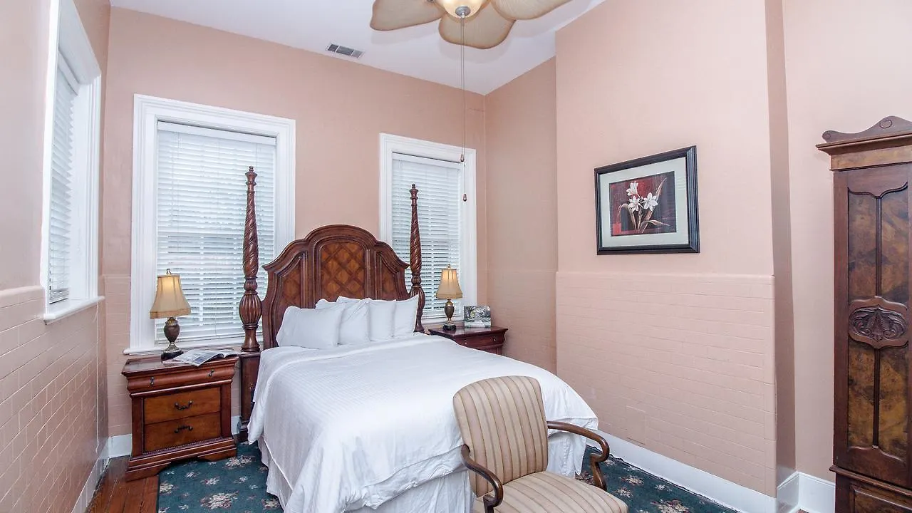 Bed & Breakfast Dresser Palmer House Savannah