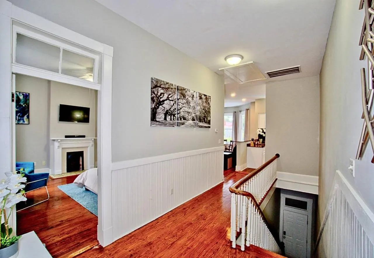 Apartment 2 Bedroom Renovated Townhouse In Downtown *