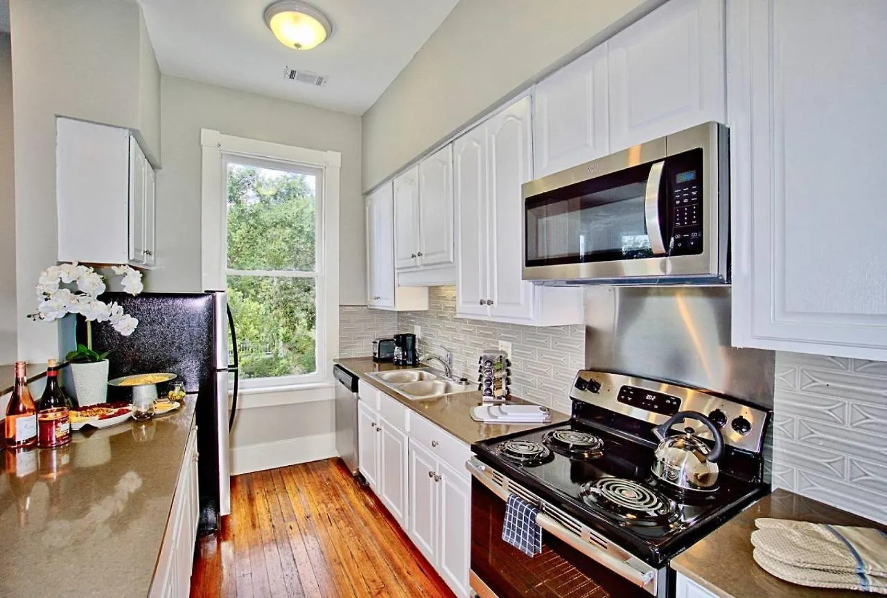 2 Bedroom Renovated Townhouse In Downtown * Savannah
