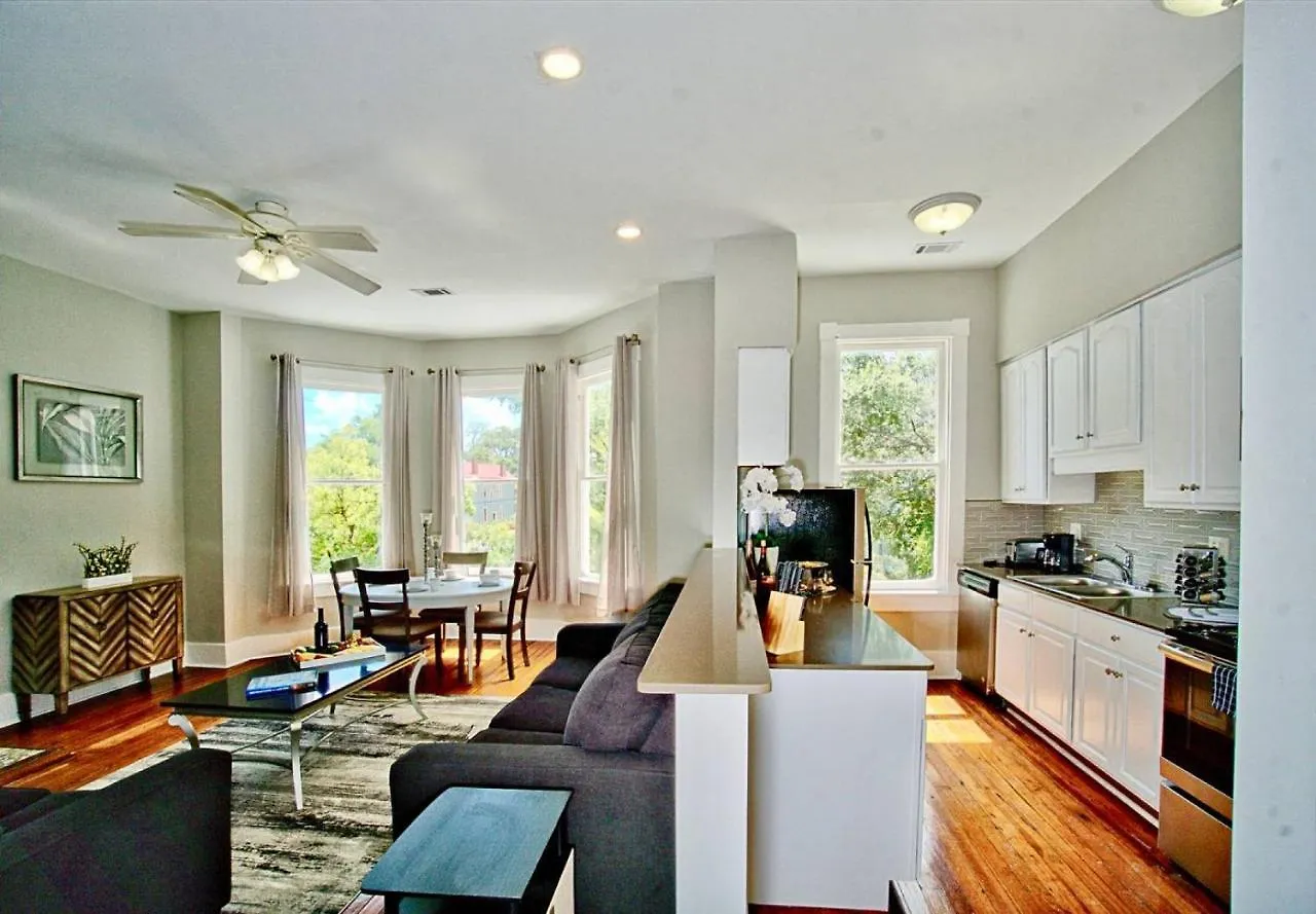 Apartment 2 Bedroom Renovated Townhouse In Downtown *