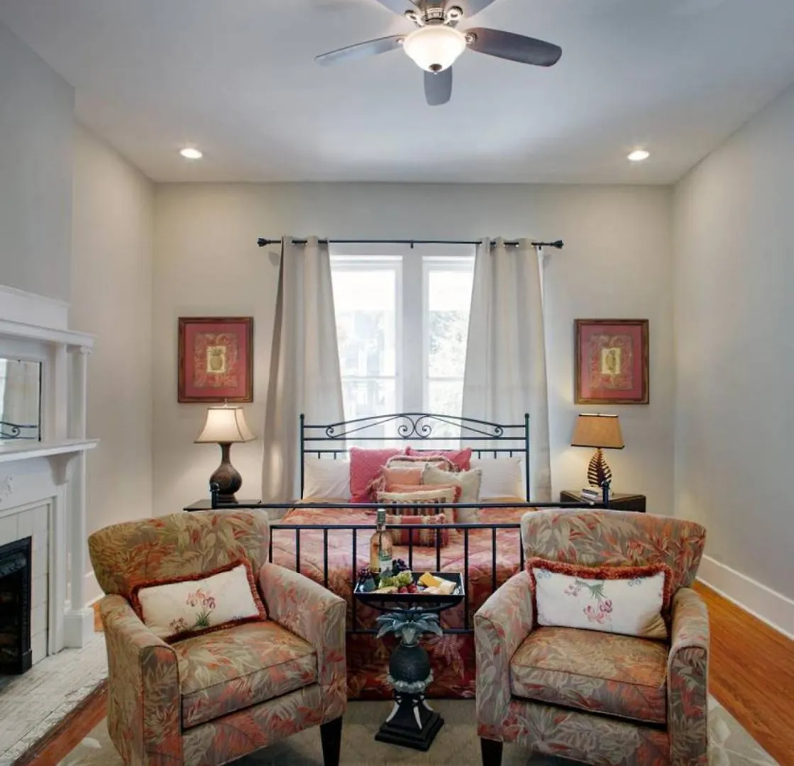 Apartment 416a Waldburg St - Newly Renovated 1920's Historic District Apt Savannah