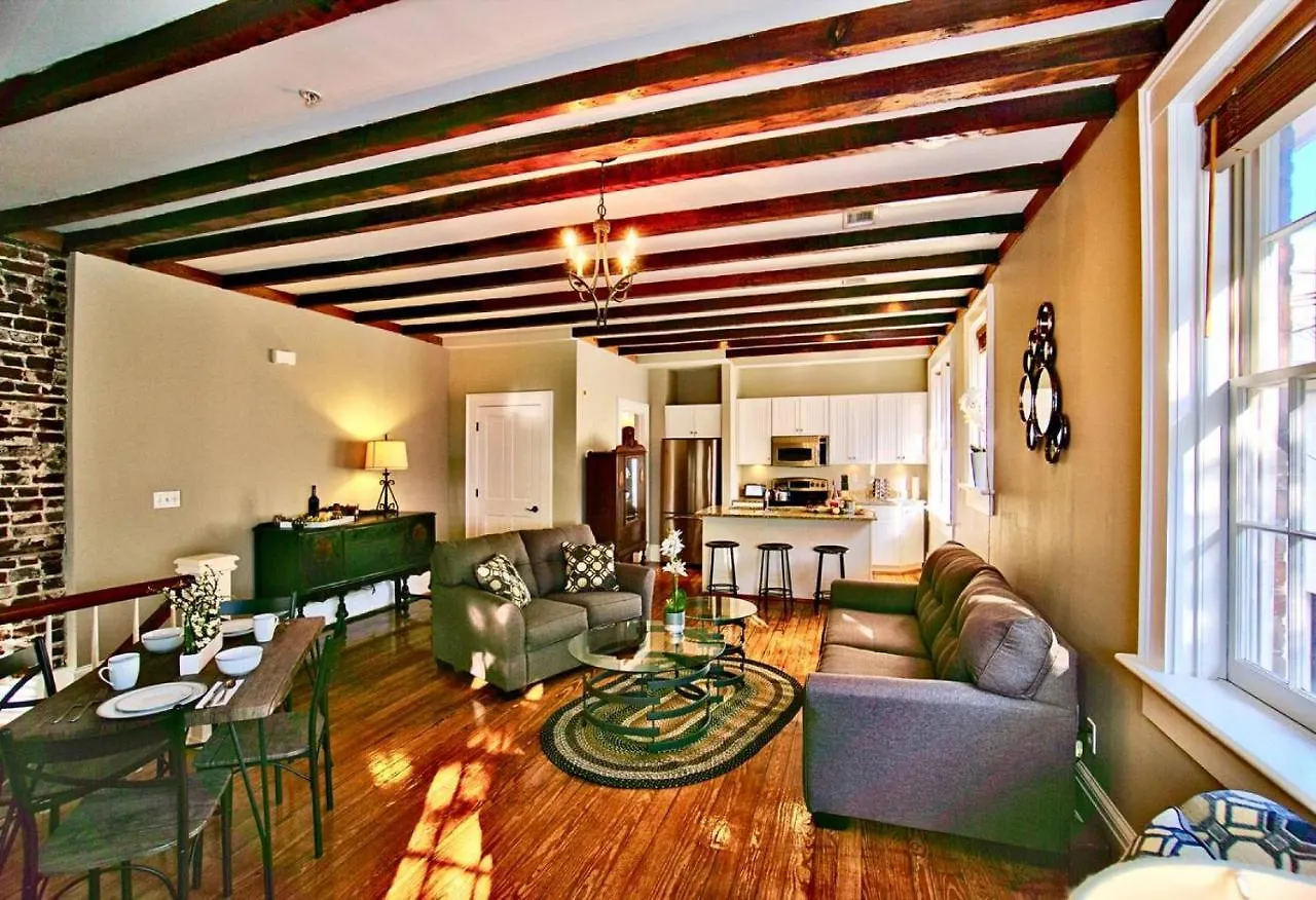 Comfy Carriage House Steps From The River 4* サバンナ