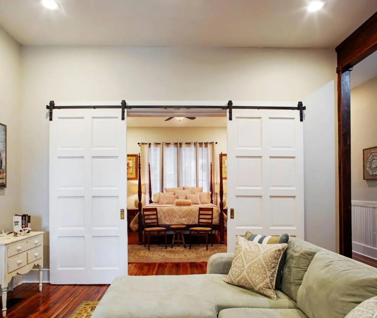 414 Waldburg A - Newly Renovated Apt With Outdoor Space! *