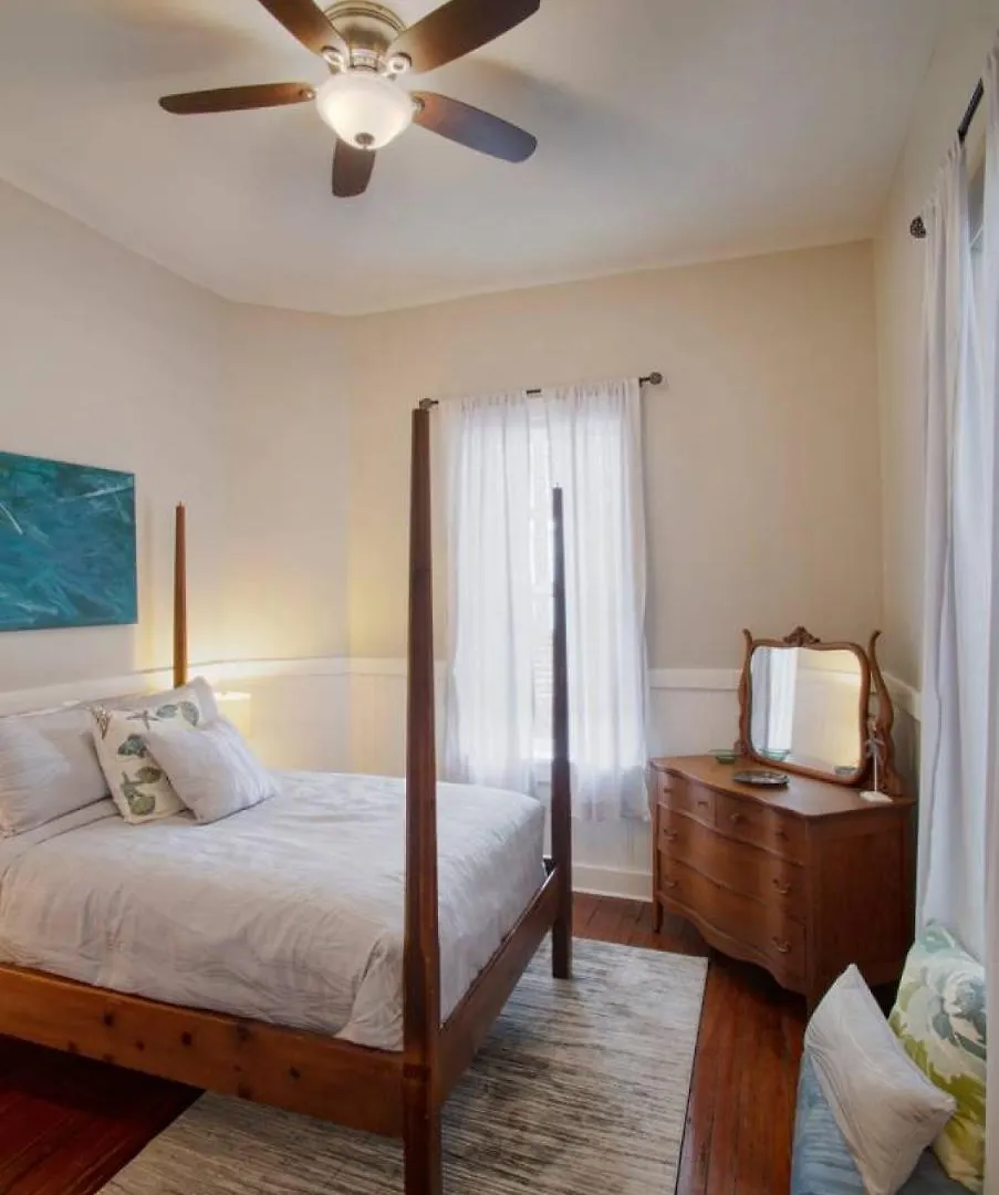 414 Waldburg A - Newly Renovated Apt With Outdoor Space! *