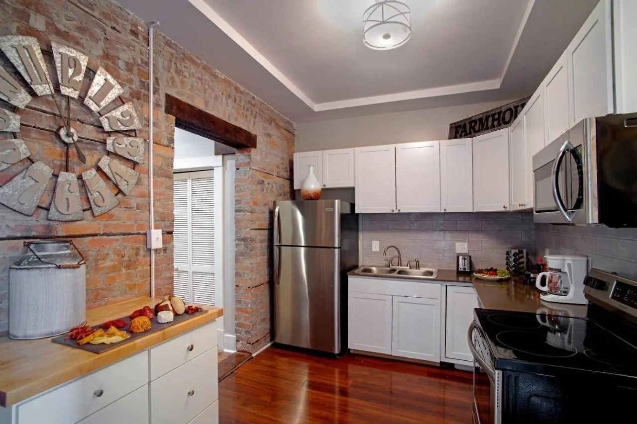 414 Waldburg A - Newly Renovated Apt With Outdoor Space! Apartment Savannah