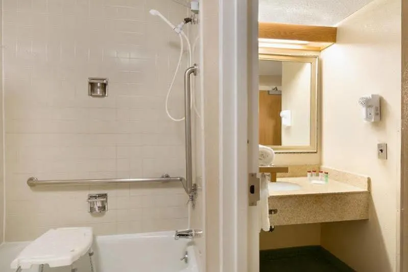 Motel Days & By Wyndham Midtown Savannah