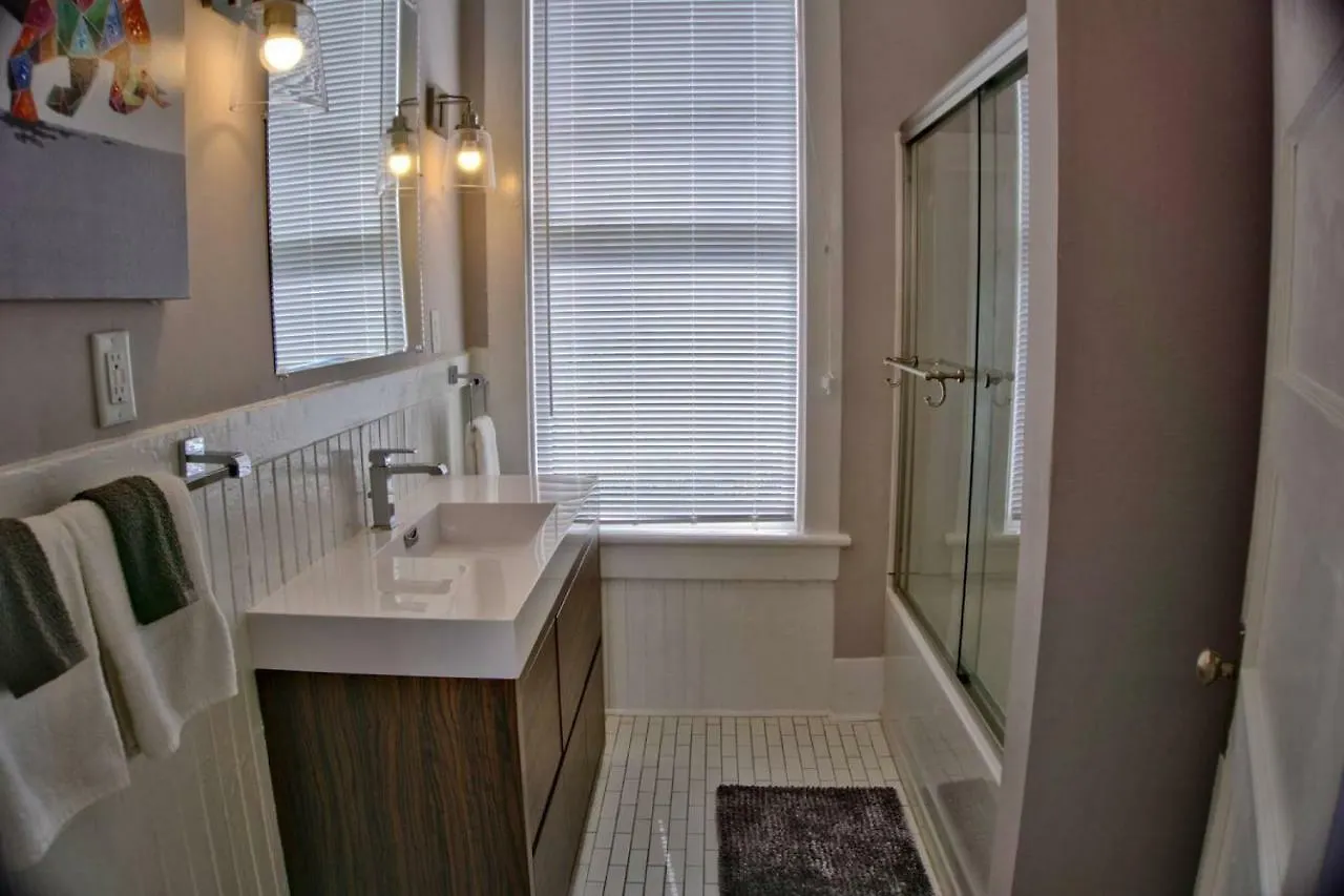 Beautiful Brick 2 Bedroom * 서배너