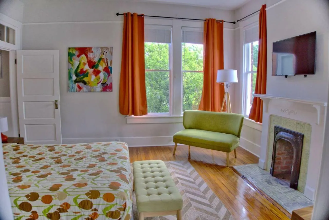 Beautiful Brick 2 Bedroom *