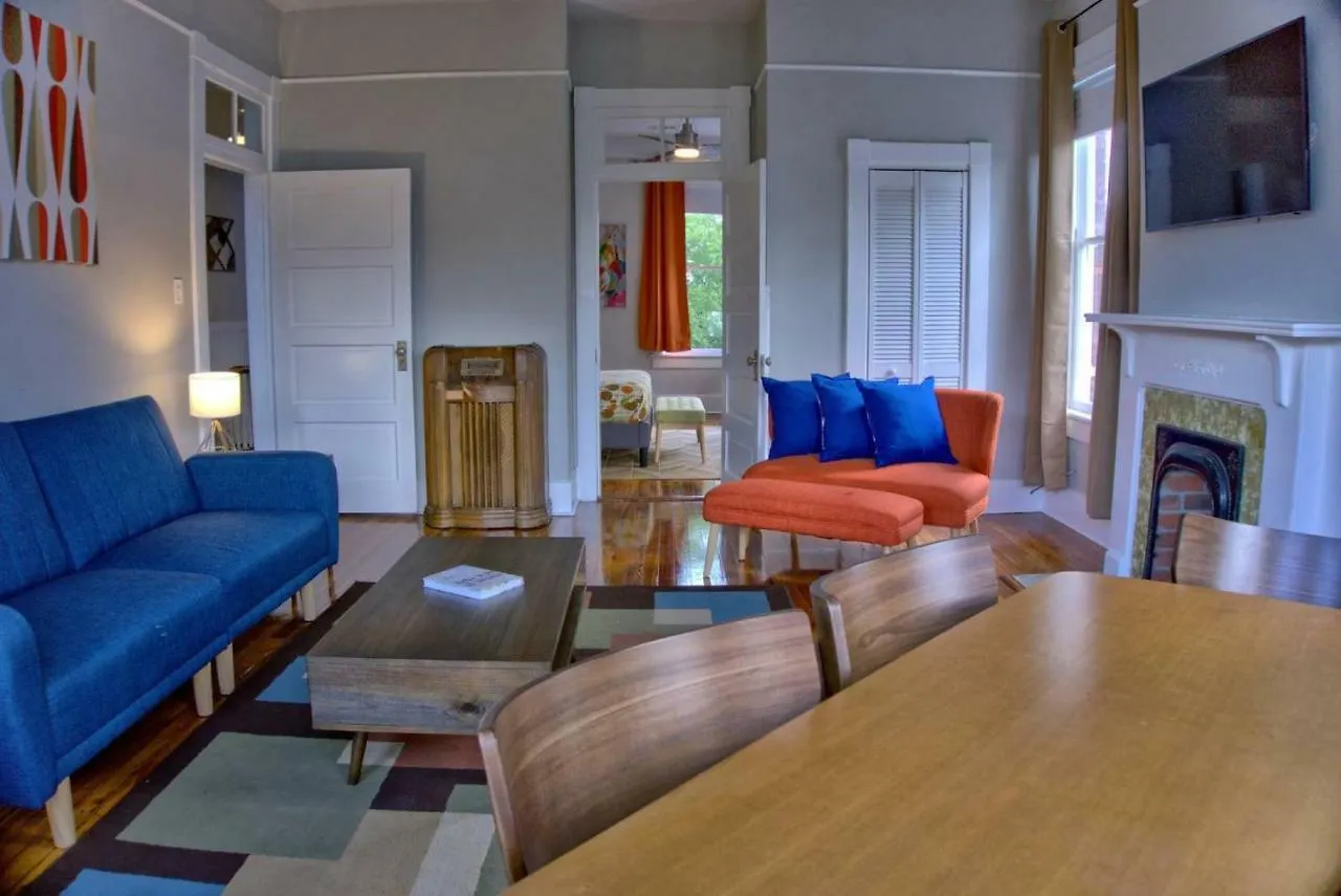 Beautiful Brick 2 Bedroom 서배너
