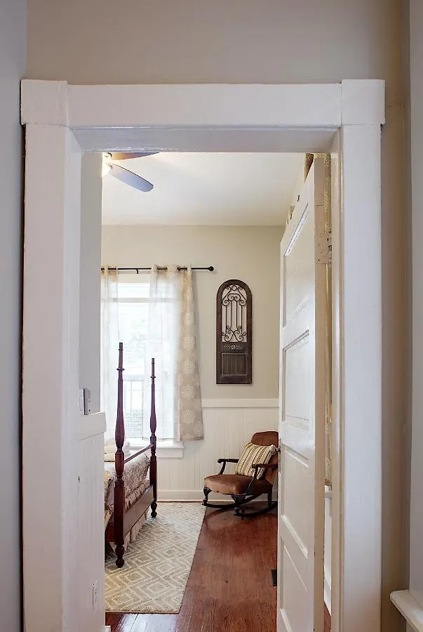 Newly Renovated Historic Townhome! 公寓