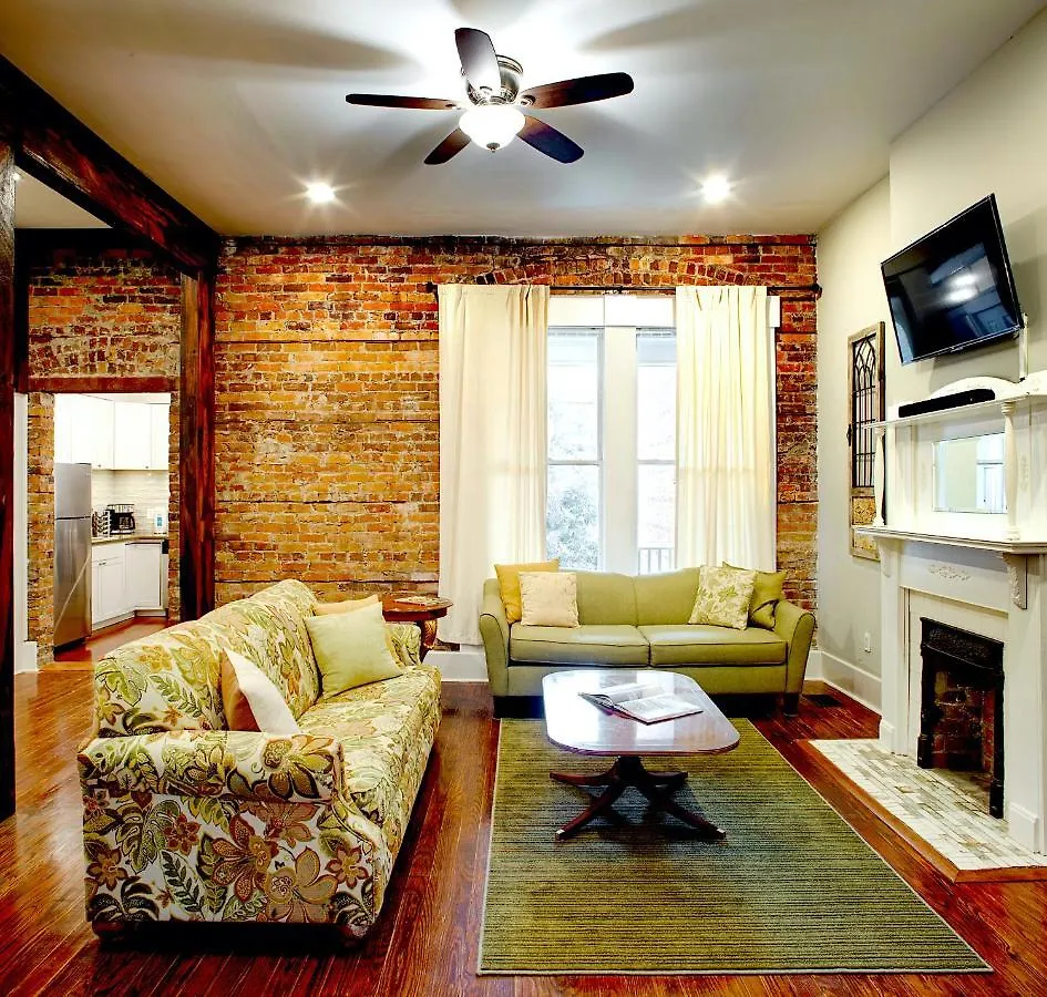 Newly Renovated Historic Townhome! 公寓 *