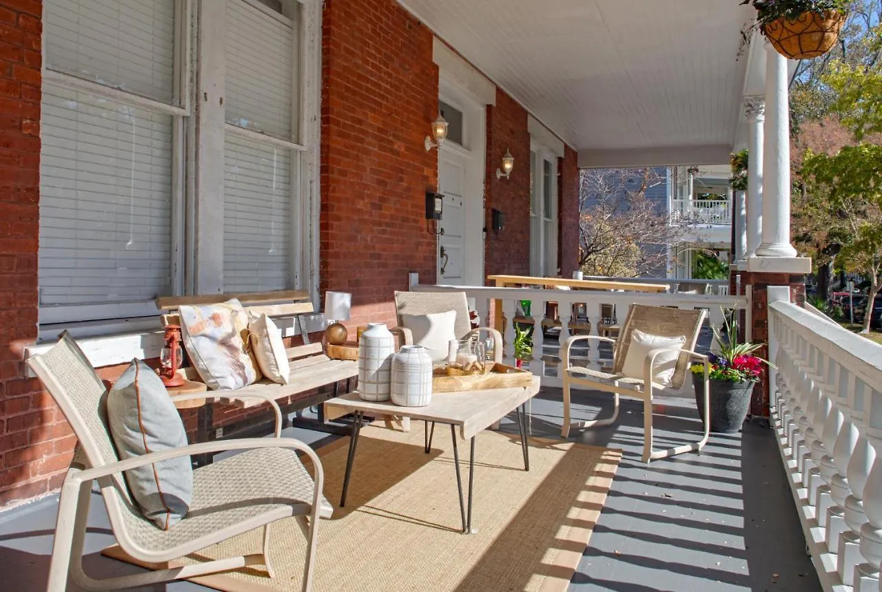 2 Bedroom Renovated Townhouse In Downtown Apartment *