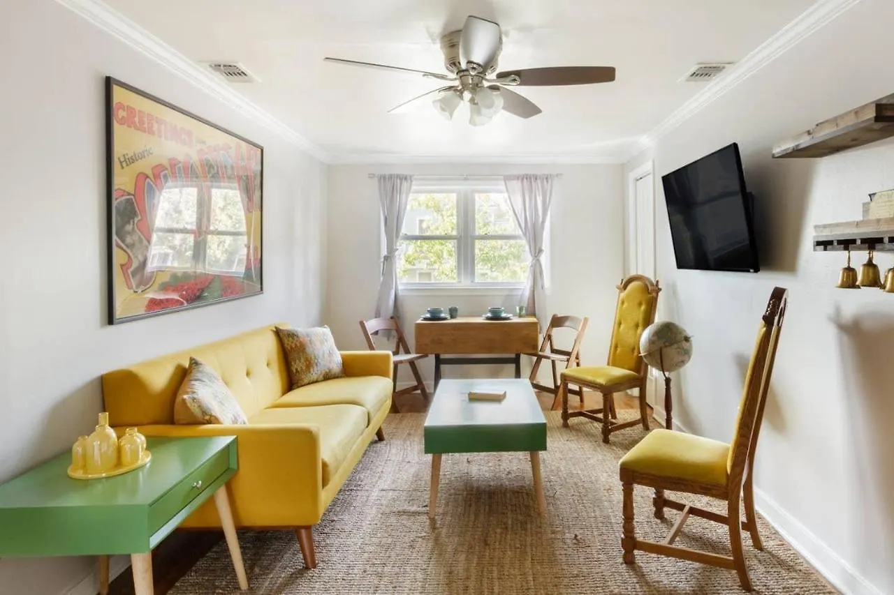 Daire Vibrant, Colorful Building With Backyard Firepit And Games Savannah