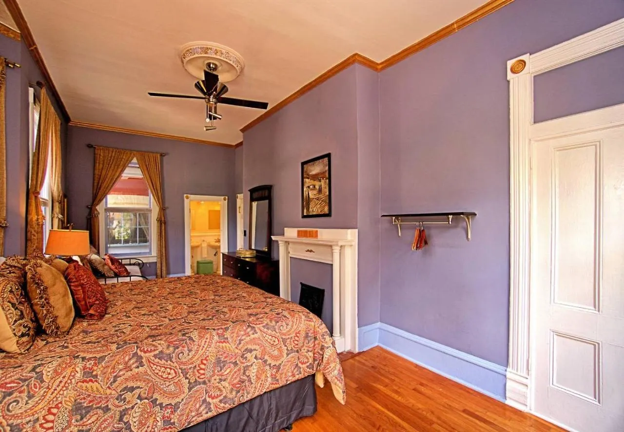 Huge Victorian Beauty Overlooking Forsyth Park Bed & Breakfast
