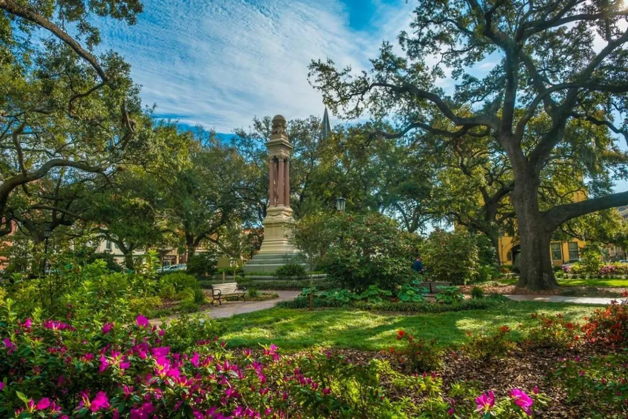 Huge Victorian Beauty Overlooking Forsyth Park Bed & Breakfast