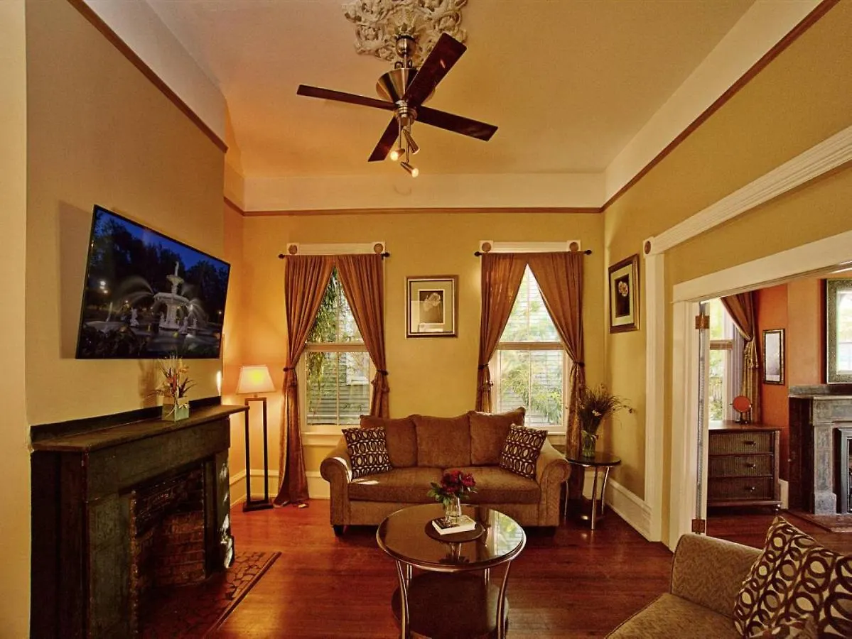Huge Victorian Beauty Overlooking Forsyth Park Bed & Breakfast Savannah