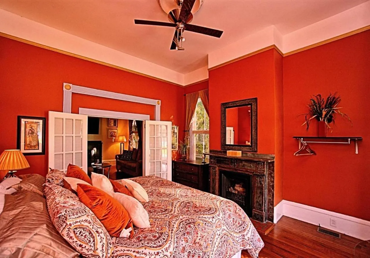 Huge Victorian Beauty Overlooking Forsyth Park Bed & Breakfast