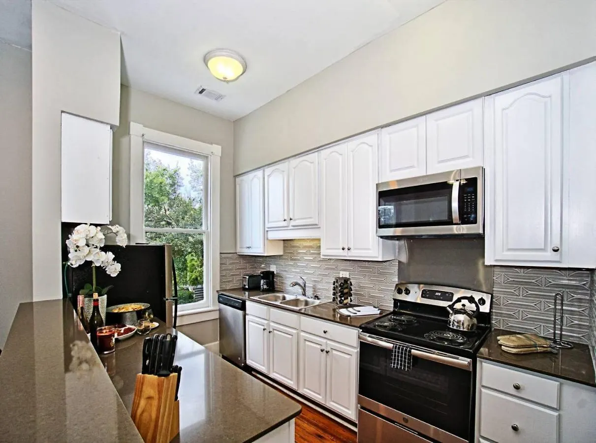 Modern 4 Bed Brownstone In Historic Downtown Bed & Breakfast Savannah