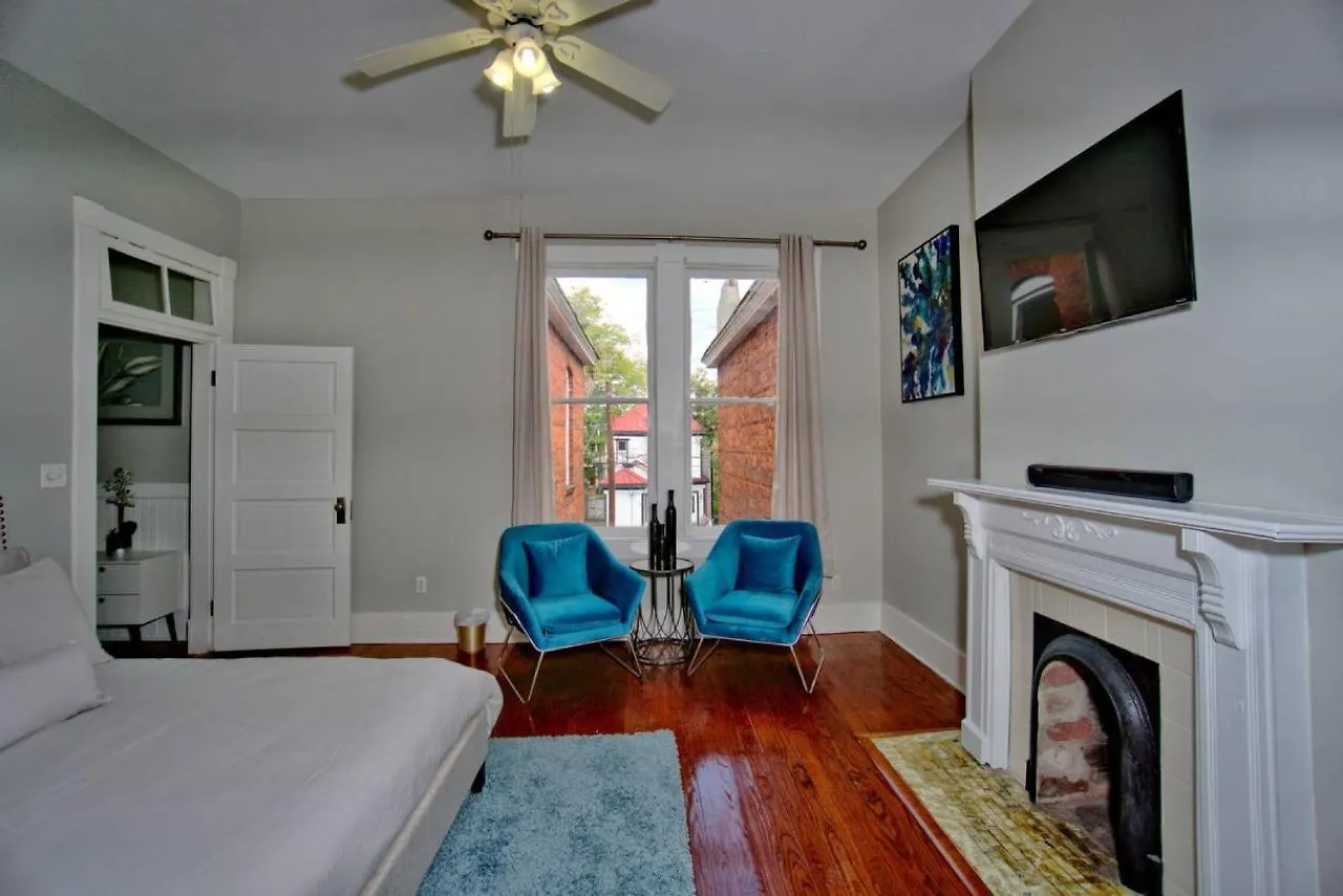 Modern 4 Bed Brownstone In Historic Downtown Bed & Breakfast Savannah