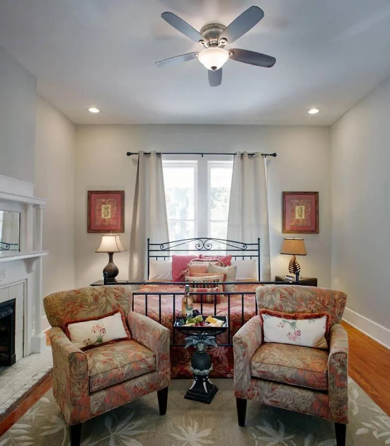 Modern 4 Bed Brownstone In Historic Downtown Bed & Breakfast